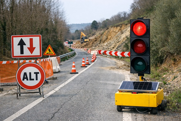 Semaforo, segnaletica di senso alternato, frana