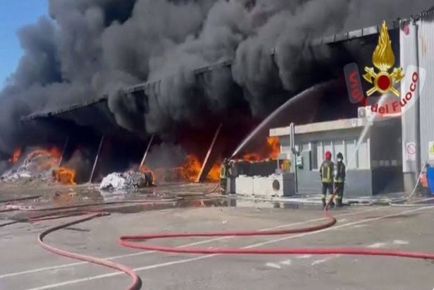 Incendio stabilimento con fumo