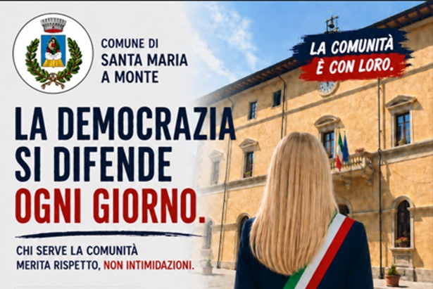 palazzo comunale con Sindaco di spalle e fascia tricolore